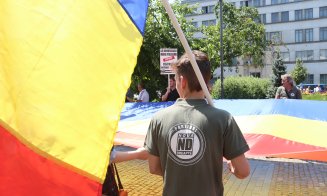 Miting pentru familia tradițională, la Cluj. Steagul comunității LGBT a fost călcat în picioare de participanţi