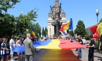 Miting pentru familia tradițională, la Cluj. Steagul comunității LGBT a fost călcat în picioare de participanţi