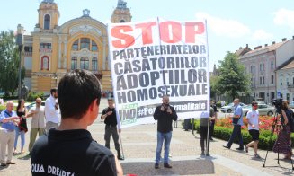 Miting pentru familia tradițională, la Cluj. Steagul comunității LGBT a fost călcat în picioare de participanţi