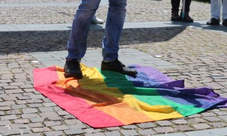 Miting pentru familia tradițională, la Cluj. Steagul comunității LGBT a fost călcat în picioare de participanţi