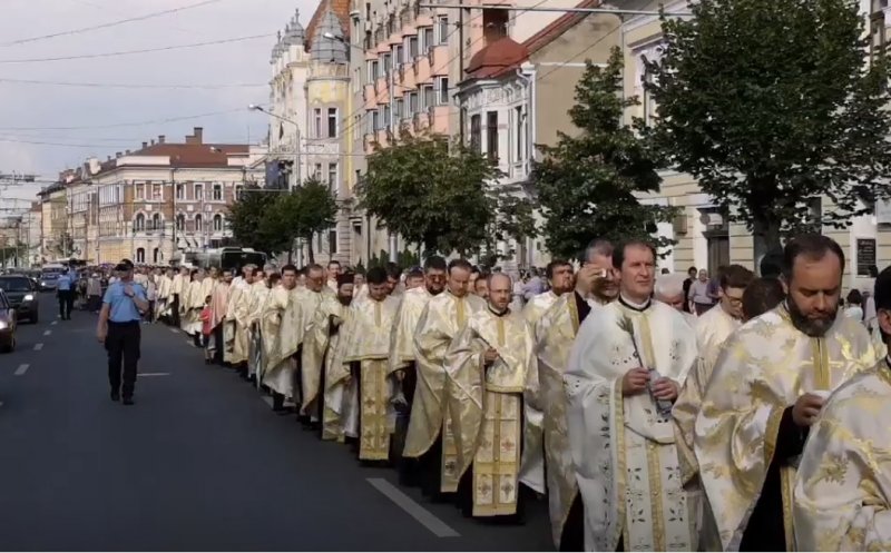 Rusalii la Cluj: Peste 2.000 de credincioşi s-au rugat pentru roadele câmpului în timpul procesiunii