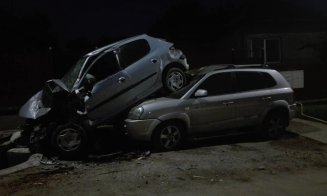 Accident spectaculos la Cluj! Tânăr de 17 ani, beat și fără permis, a "parcat" într-o altă mașină