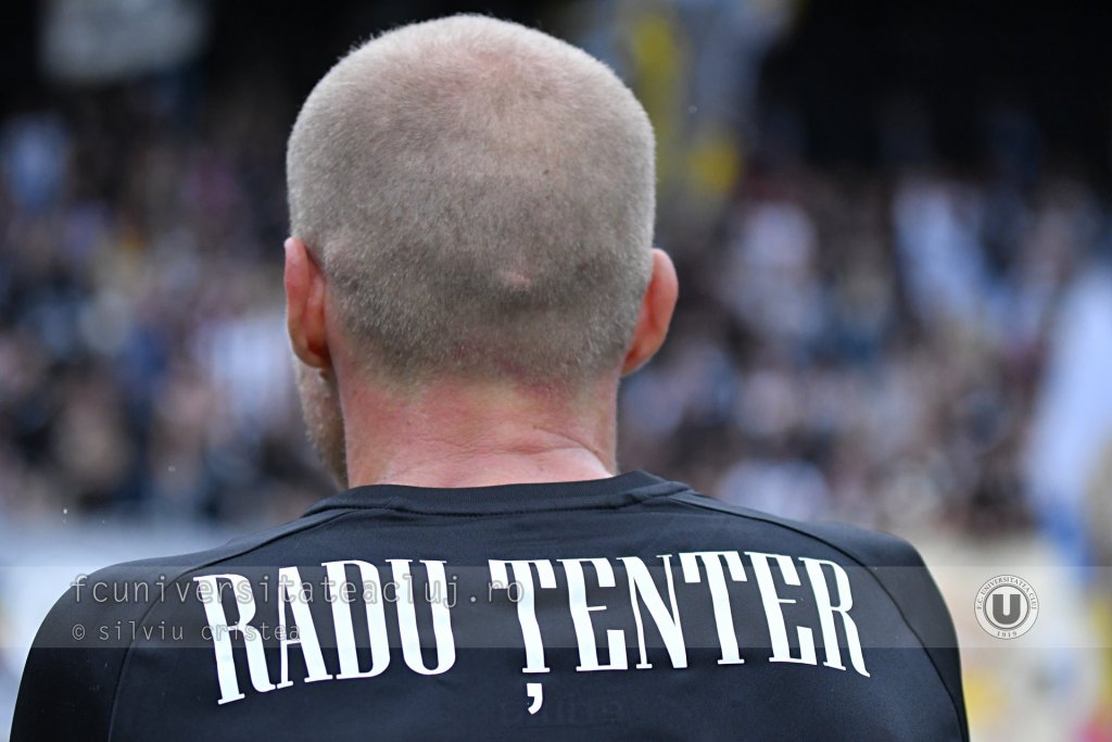 Proiect inedit al Universității Cluj. Fanii vor putea licita pentru tricourile dedicate lui Radu Țenter