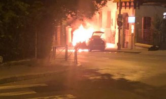 Maşină cuprinsă de flăcări în centrul Clujului. A ars ca o torță
