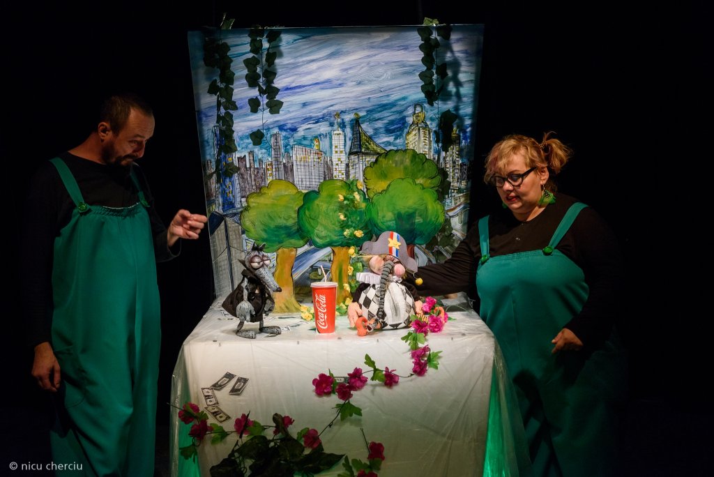 Teatrul  Puck merge cu două spectacole în Franța