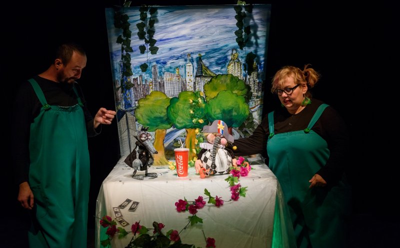 Teatrul  Puck merge cu două spectacole în Franța