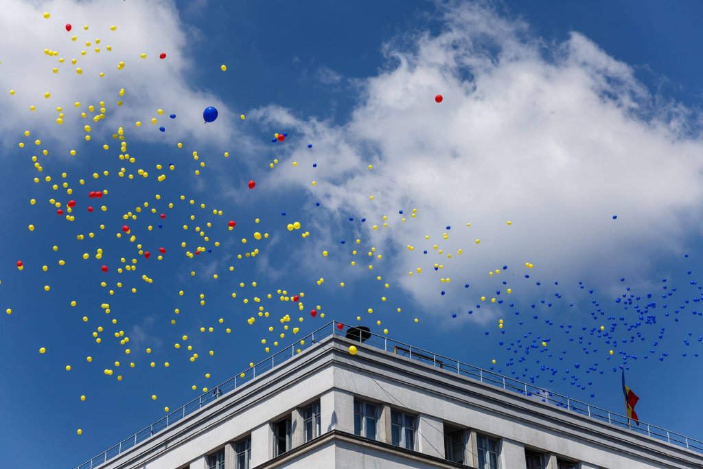 Ziua Drapelului  / Mii de baloane tricolore și MIG-uri pe cerul Clujului