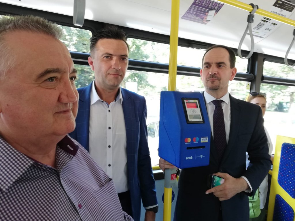 Clujenii pot cumpăra bilete cu cardul bancar contactless, direct din autobuz