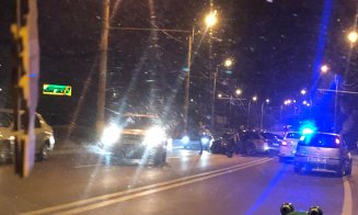 Accident cu 3 maşini pe podul Ira. Şoferul vinovat ar fi fugit, un rănit
