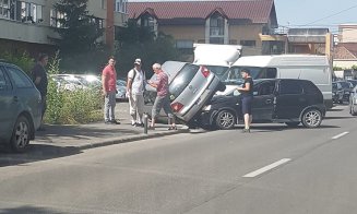 Accident "cascadorie" pe o stradă din Cluj: s-a trezit cu mașina pe două roți