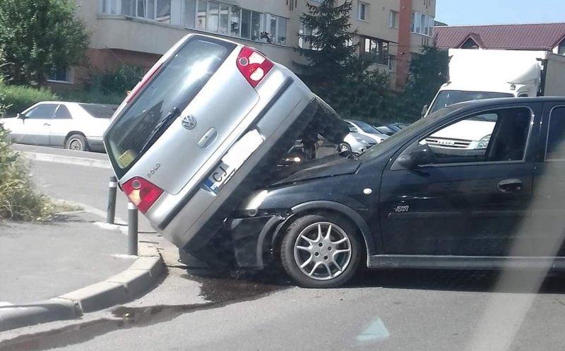 Accident "cascadorie" pe o stradă din Cluj: s-a trezit cu mașina pe două roți