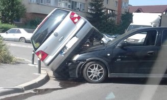 Accident "cascadorie" pe o stradă din Cluj: s-a trezit cu mașina pe două roți
