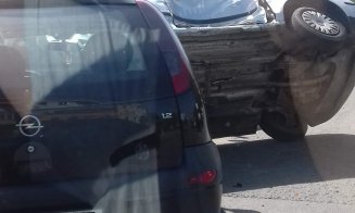 Accident "cascadorie" pe o stradă din Cluj: s-a trezit cu mașina pe două roți