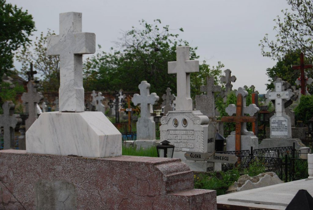 Cresc salariile pentru paznicii din cimitire clujene și pentru gropari