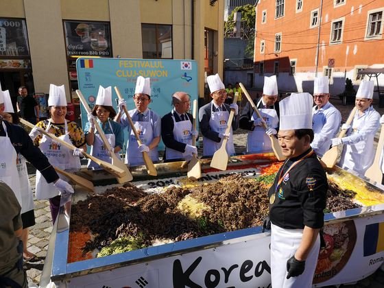 Primarul Emil Boc a lăsat toba pentru lopata de bibimbap