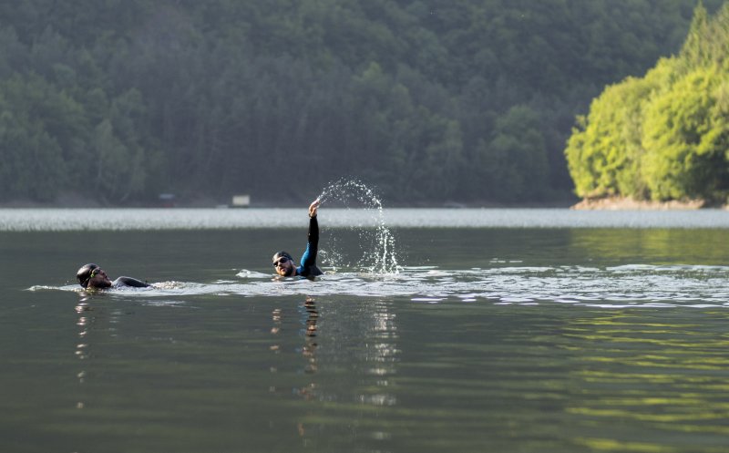 Campanie umanitară inedită la Cluj. Cumperi 100 m de înot şi ajuţi copiii cu boli cronice