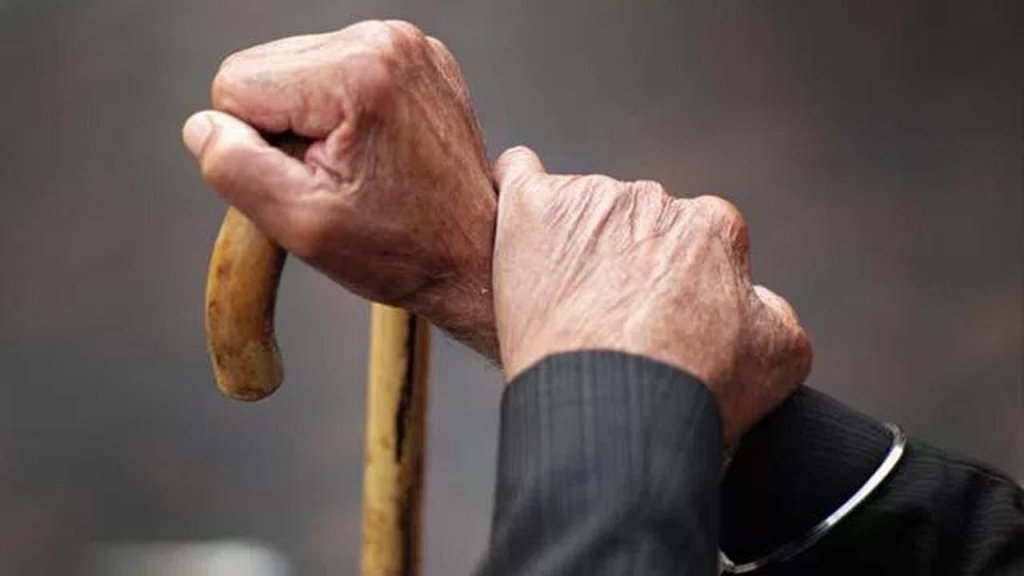 Statul se leapădă de bătrâni? Copiii, obligați să-și întrețină părinții și bunicii