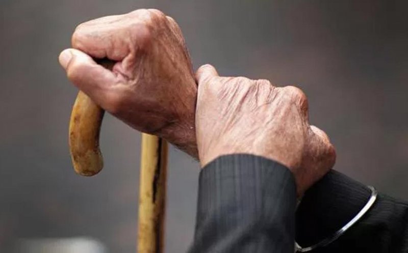 Statul se leapădă de bătrâni? Copiii, obligați să-și întrețină părinții și bunicii