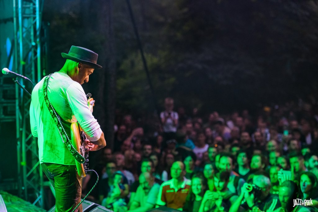 Mii de persoane la Marcus Miller, cel mai mare concert de jazz din istoria Clujului  / Programul Jazz in the Park de vineri