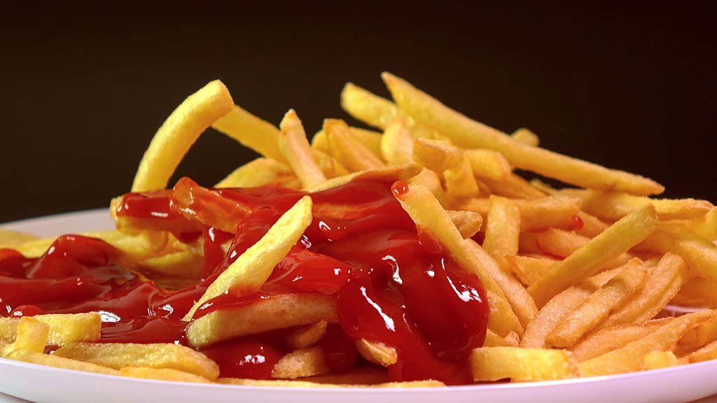 Cartofi prăiţi cu ketchup, BUNI sau RĂI pentru tine? Răspunsul medicilor te va surprinde