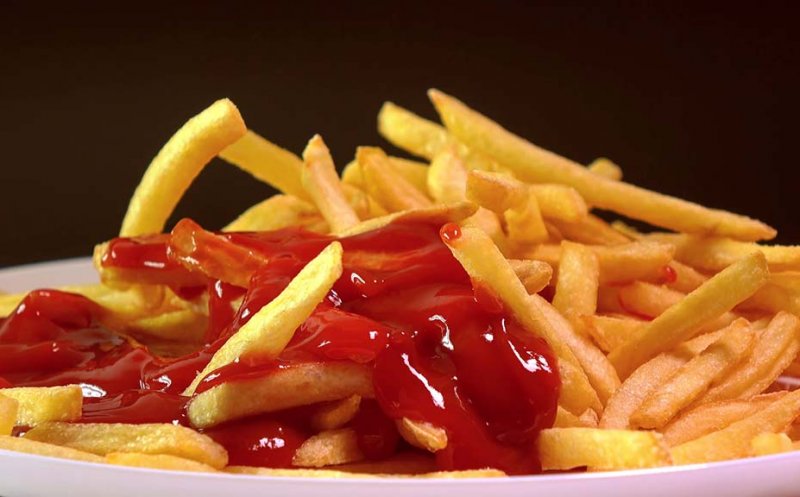 Cartofi prăiţi cu ketchup, BUNI sau RĂI pentru tine? Răspunsul medicilor te va surprinde