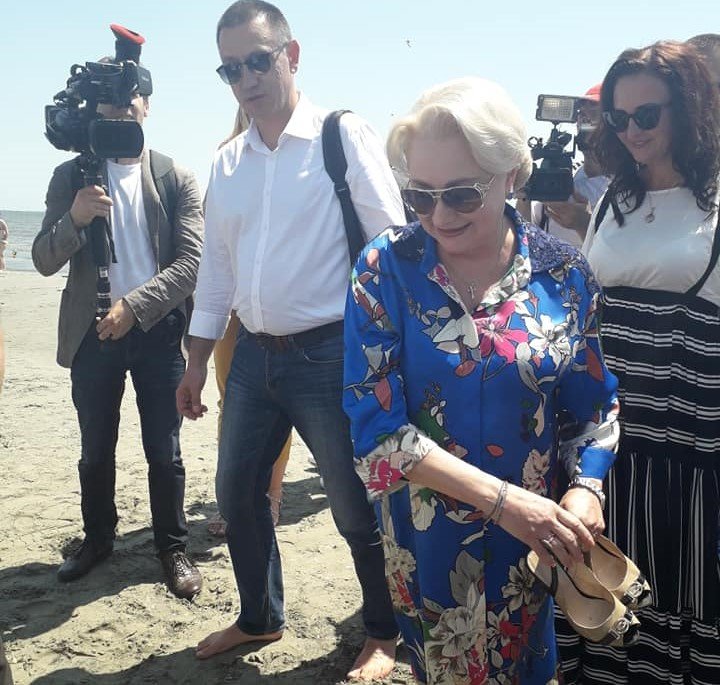 Viorica Dăncilă, desculță în nisip, pe malul mării. Meci de ping pong cu Teodorovici