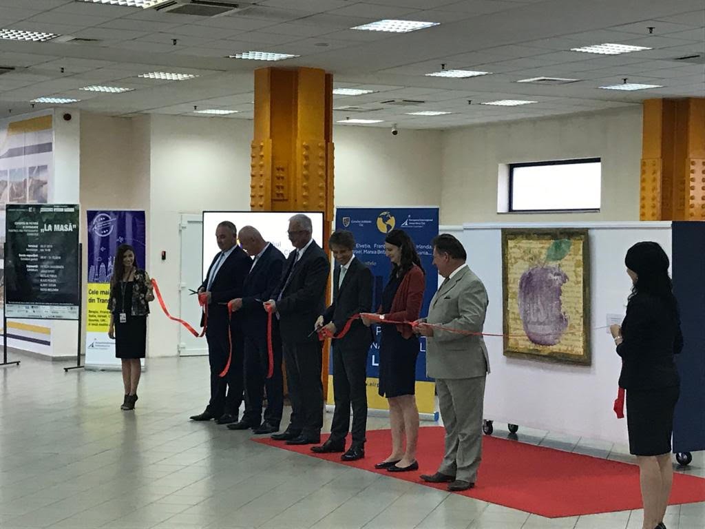 Expoziția de pictură şi fotografie „La masă”, vernisată la Aeroportul Cluj