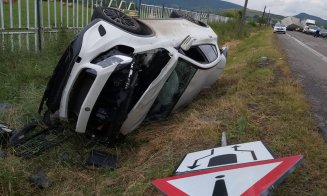 Accident grav la Cluj. O mașină și un TIR, cu roțile în sus. Trafic blocat