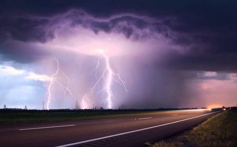 Revin furtunile! Alertă meteo de vijelii, descărcări electrice şi grindină