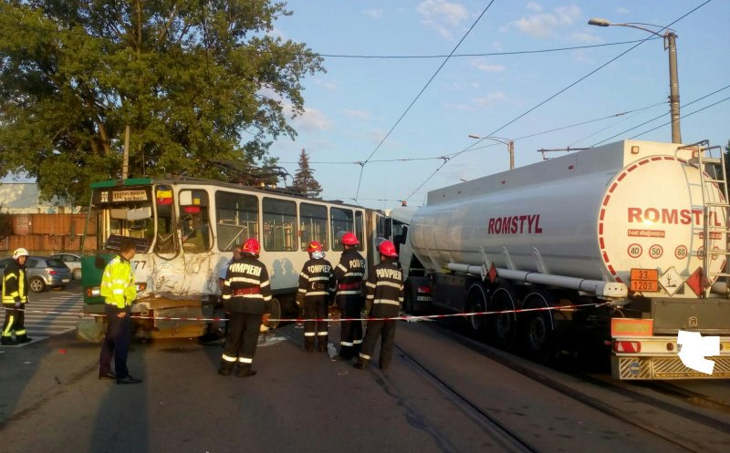 Un tramvai a deraiat pe Muncii. A fost lovit de o cisternă cu motorină