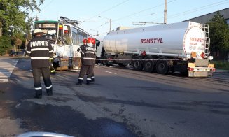 Un tramvai a deraiat pe Muncii. A fost lovit de o cisternă cu motorină