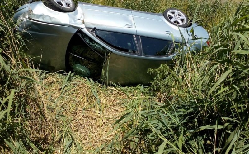 Mașină răsturnată în Huedin. Doi copii, transportați la spital