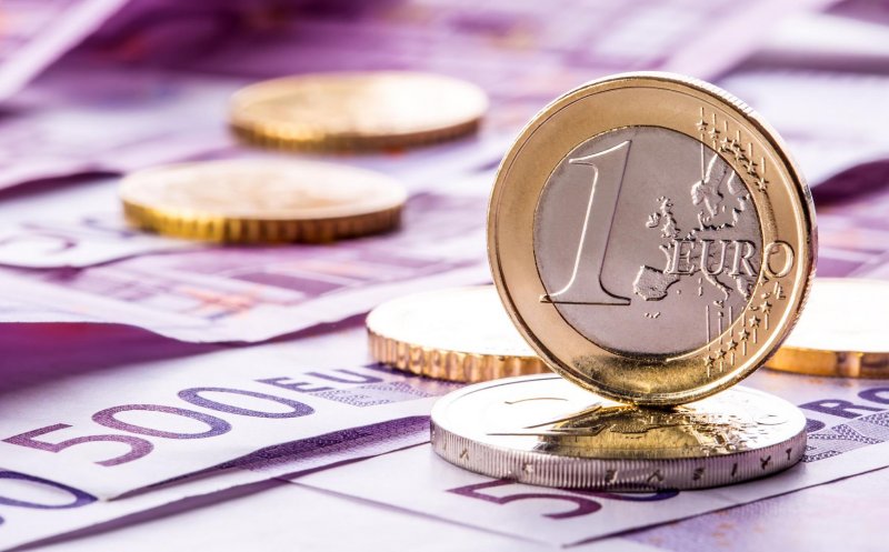 Curs valutar. Euro crește, lira sterlină și aurul, în picaj