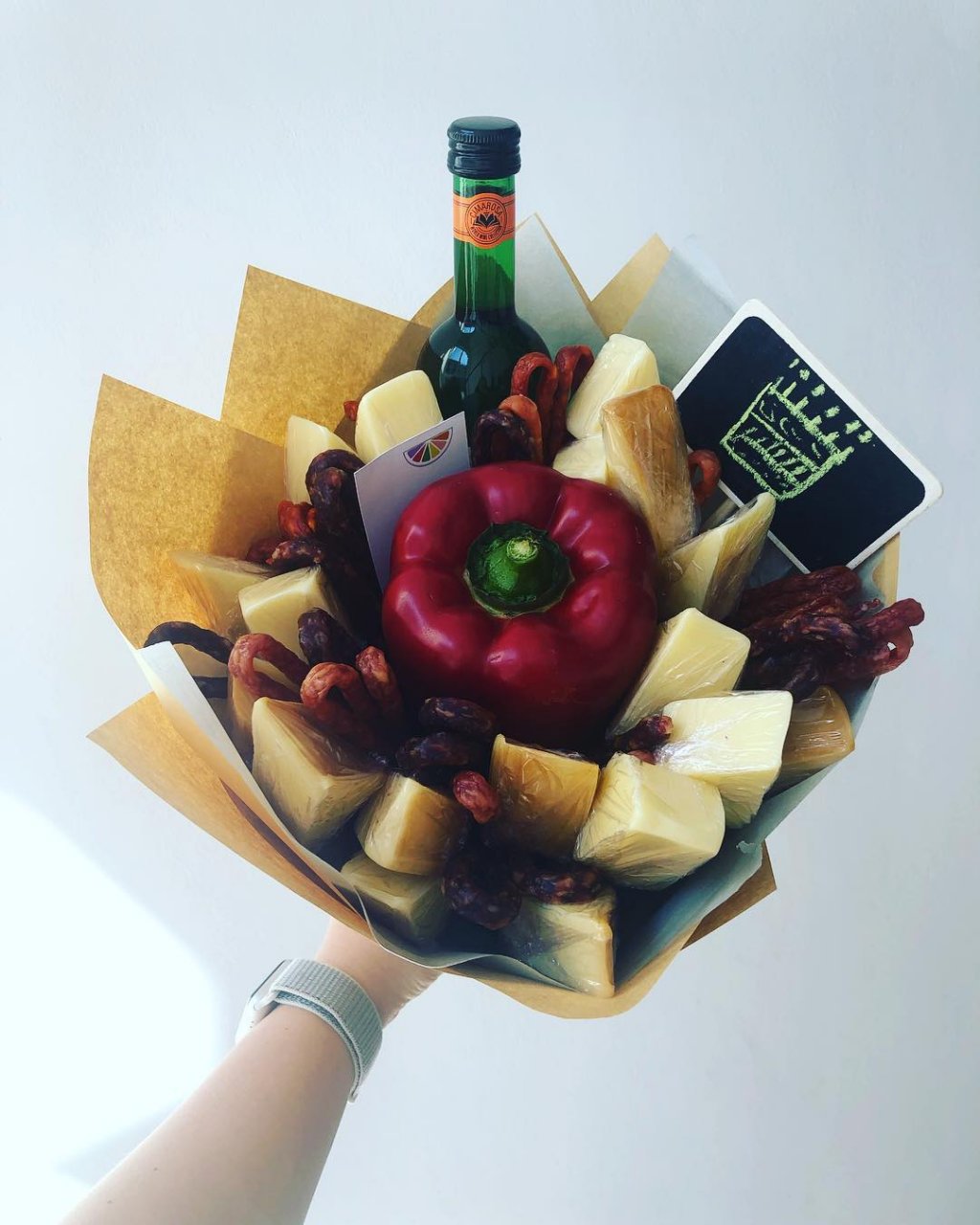 Afacere inedită la Cluj. Dăruiește un buchet de ... mere cu broccoli, ceapă verde sau chiar cârnați și sticle de alcool