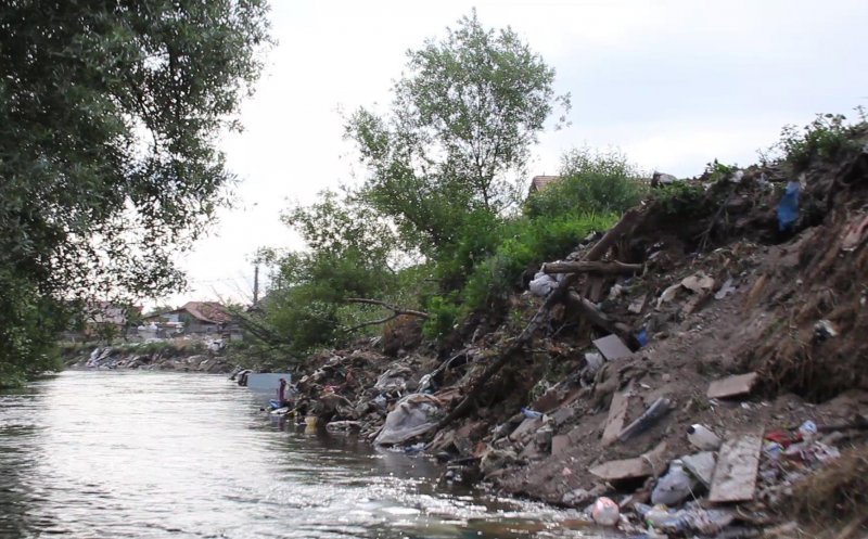 Autoritățile, chemate la masă rotundă pentru curățarea Someșului de gunoaie / Patzaichin a semnat petiția
