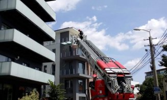 Balcon cuprins de flăcări, într-un bloc din centru
