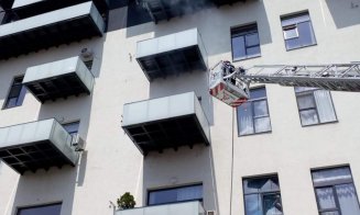 Balcon cuprins de flăcări, într-un bloc din centru