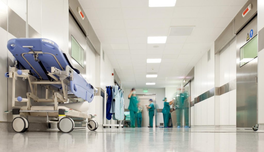Mame voluntare pentru copiii singuri din spitale