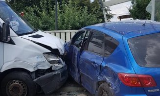 Accident între o mașină și o dubă în Sânicoară. S-a chemat Descarcerarea