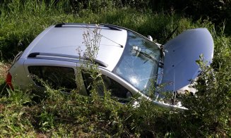Mașină răsturnată în șanț pe un drum din Cluj