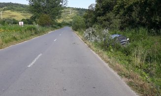 Mașină răsturnată în șanț pe un drum din Cluj