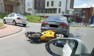 Impact între o motocicletă și o mașină, în Zorilor. Motociclistul a ajuns la spital
