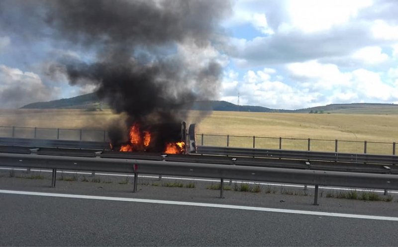 Incendiu pe autostradă. O mașină s-a făcut scrum