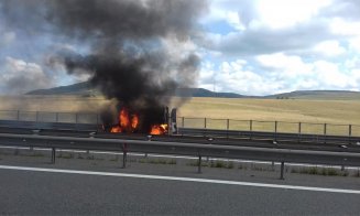 Incendiu pe autostradă. O mașină s-a făcut scrum