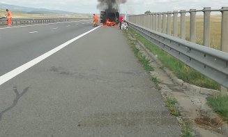 Incendiu pe autostradă. O mașină s-a făcut scrum