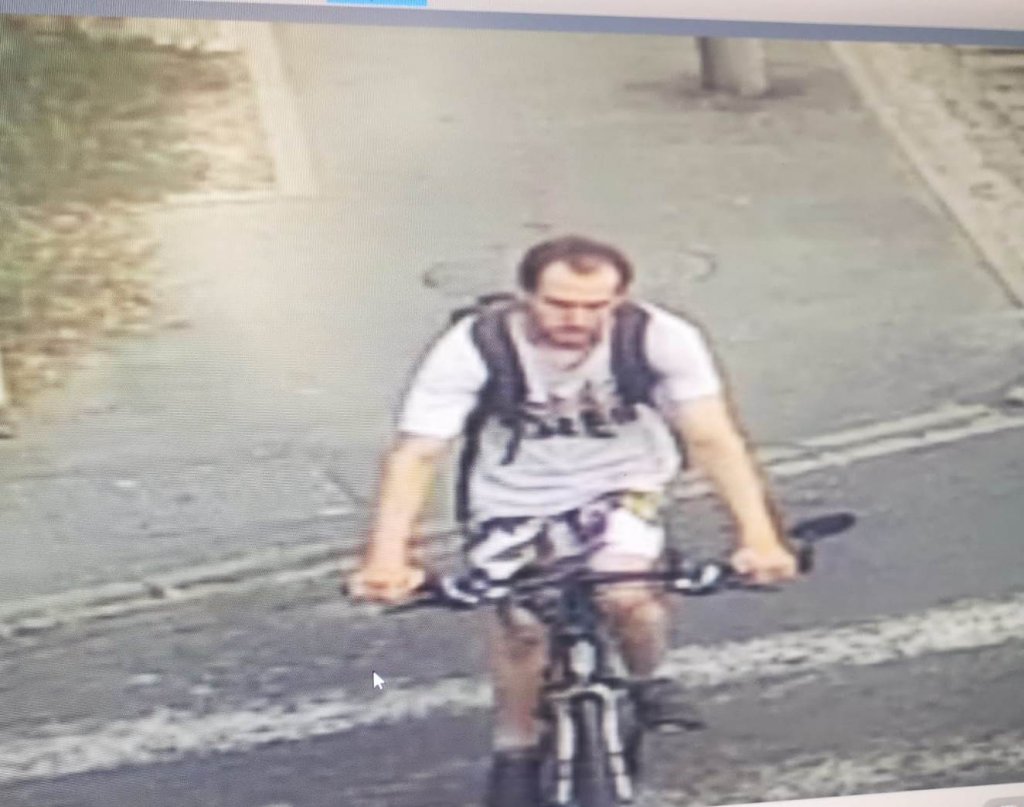 Îl cunoașteți? A lovit cu bicicleta un pieton și a dispărut
