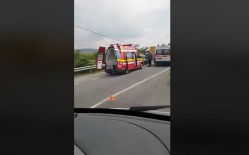 Cinci persoane la spital, între care 2 copii, după un accident între un autotren și 3 mașini / Se circulă alternativ