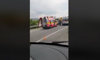 Cinci persoane la spital, între care 2 copii, după un accident între un autotren și 3 mașini / Se circulă alternativ