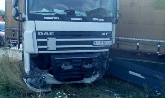 Cinci persoane la spital, între care 2 copii, după un accident între un autotren și 3 mașini / Se circulă alternativ