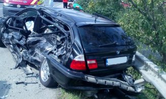 Cinci persoane la spital, între care 2 copii, după un accident între un autotren și 3 mașini / Se circulă alternativ